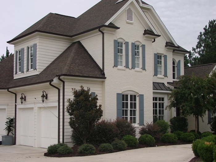 Белый фасад дома