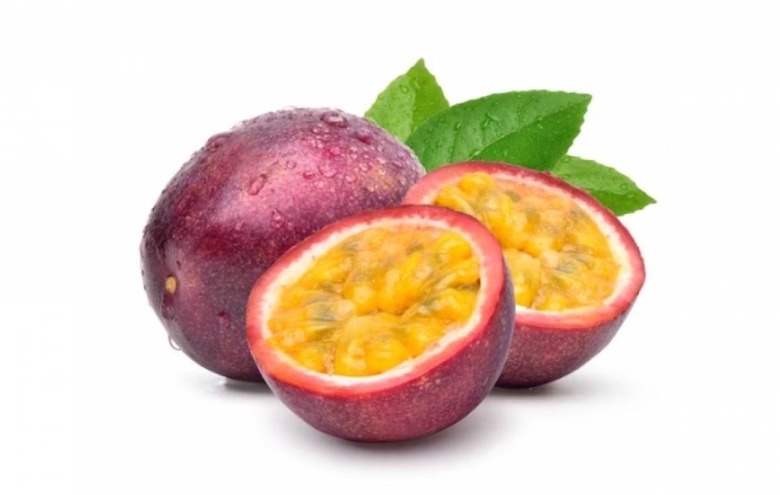 Фиолетовый фрукт с мелкими косточками