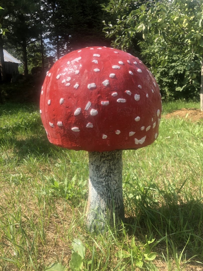 Садовая фигура мухомор
