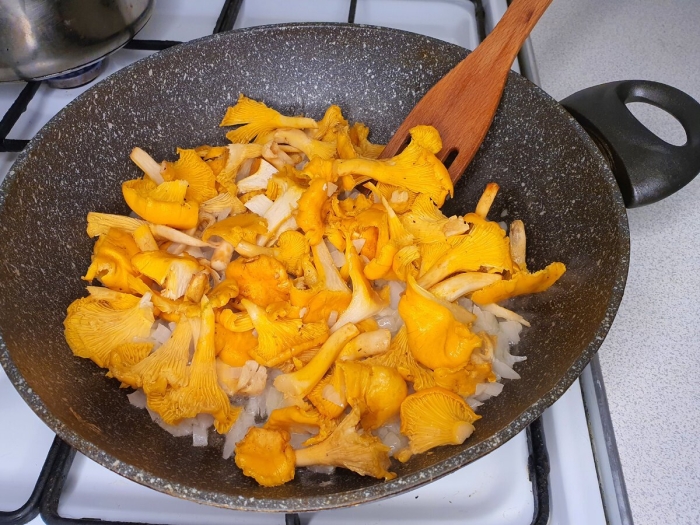Жареные лисички с луком