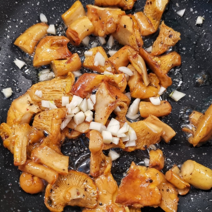 Грибы рыжики жареные