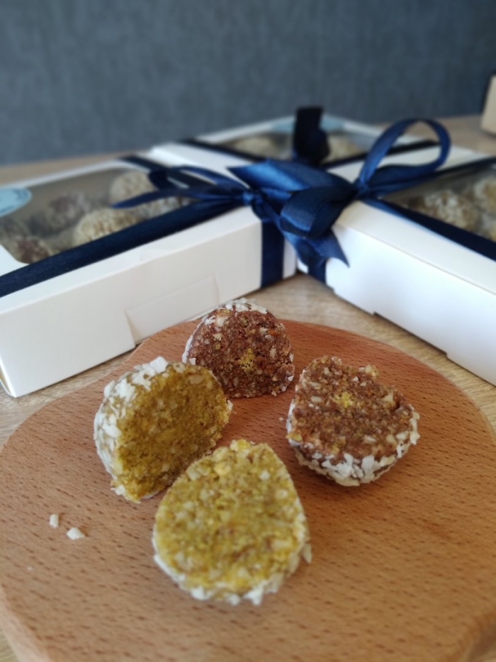 Финиковые конфеты с кокосовой стружкой