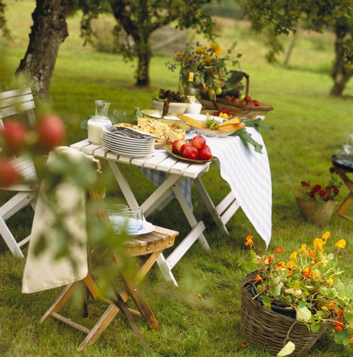 Стол на природе