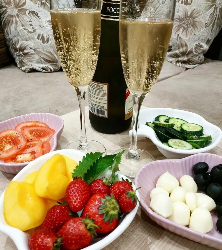 Шампанское и фрукты
