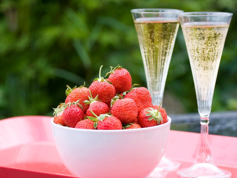 Шампанское с клубникой