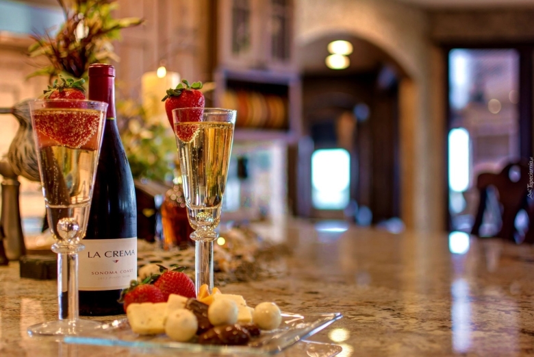 Стол с шампанским и фруктами