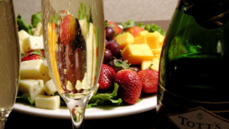 Шампанское с фруктами в бокале