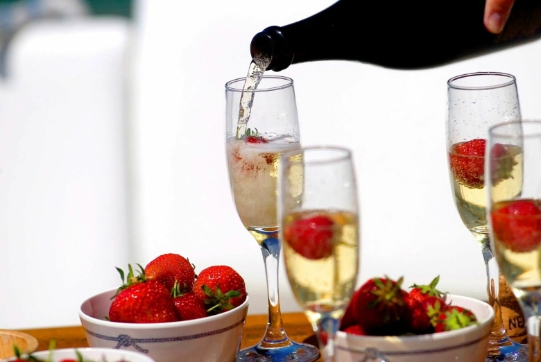 Бокал шампанского с клубникой