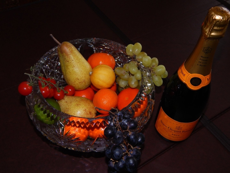 Стол с шампанским и фруктами