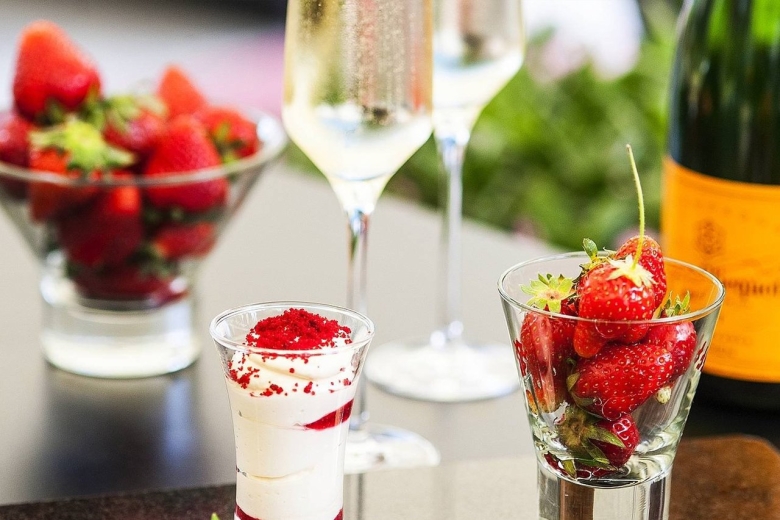 Фуршет с клубникой и шампанским