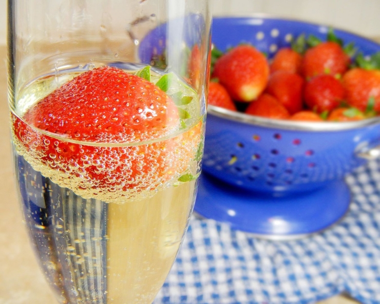 Шампанское с клубникой