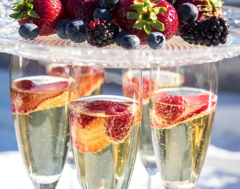 Шампанское с клубникой