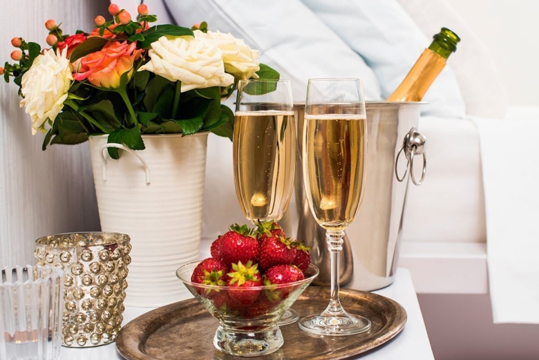 Шампанское и фрукты в номере