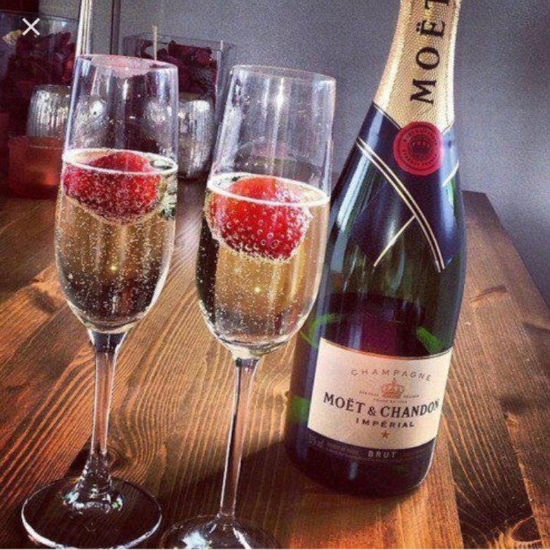 Бокал шампанского с клубникой