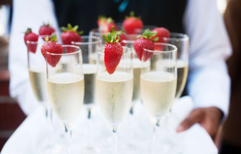 Фуршет с клубникой и шампанским