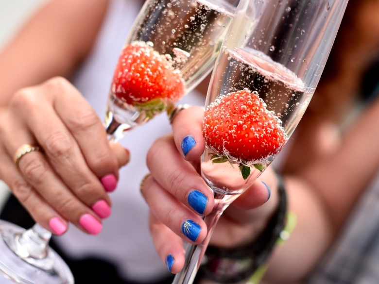 Бокал шампанского с клубникой