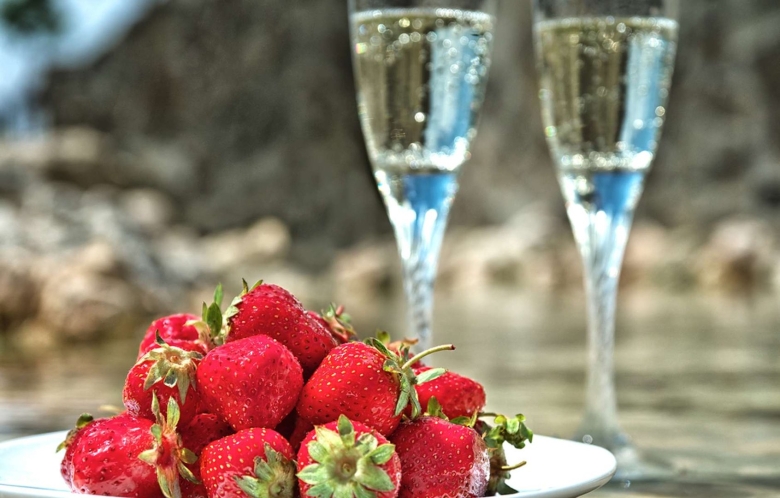 Шампанское цветы клубника