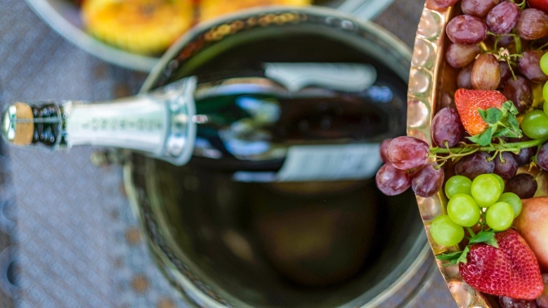 Шампанское и фрукты