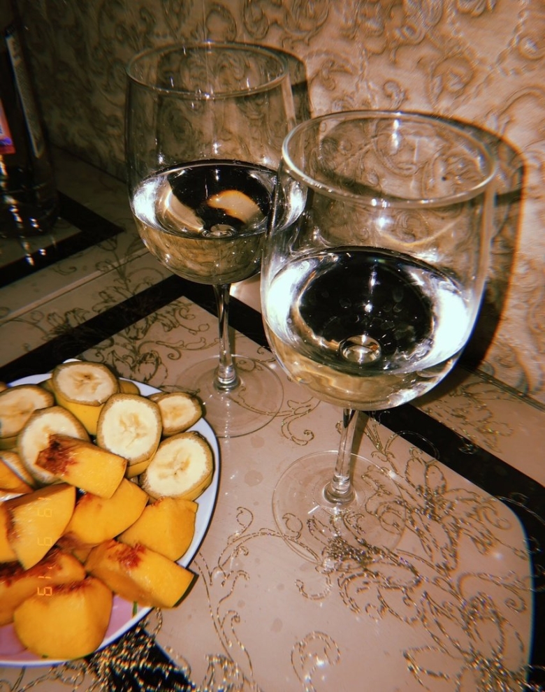 Вино в бокале на столе