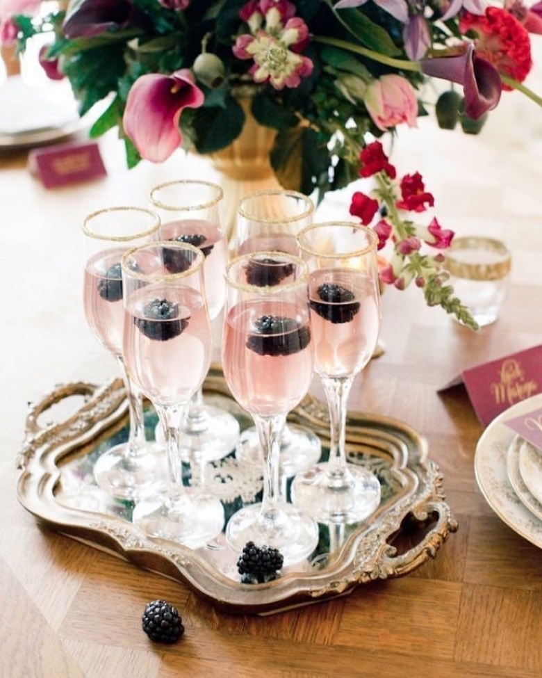 Сервировка бокалов на столе