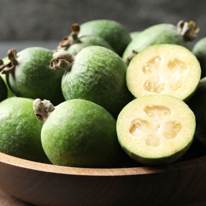 Маленький зеленый фрукт фейхоа