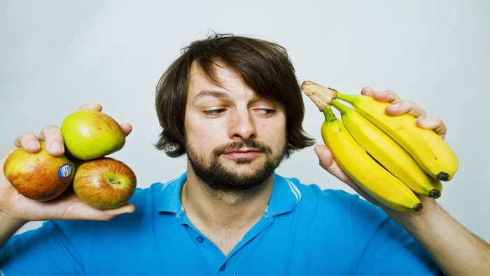 Парень с фруктами