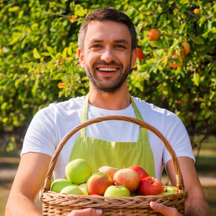 Человек с яблоком