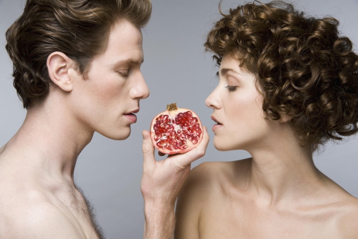 Мужчина с гранатом