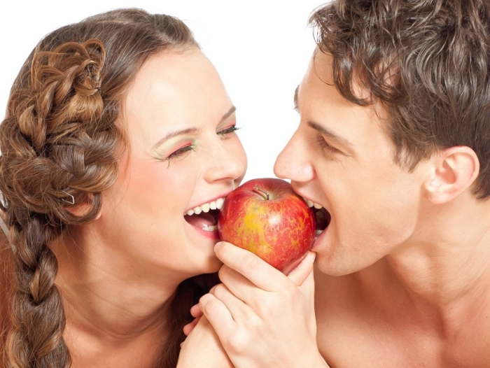 Кусает яблоко