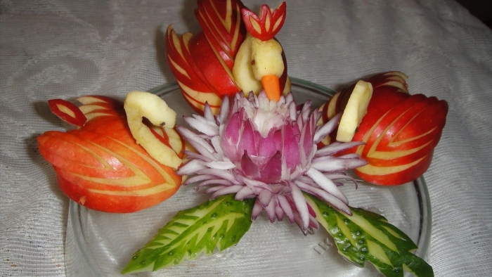 Карвинг лебедь из яблока