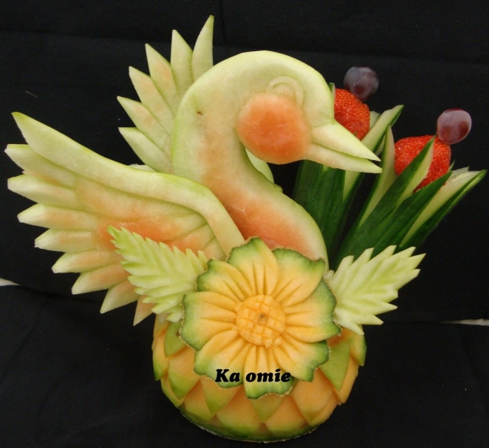 Лебеди карвинг арбузы