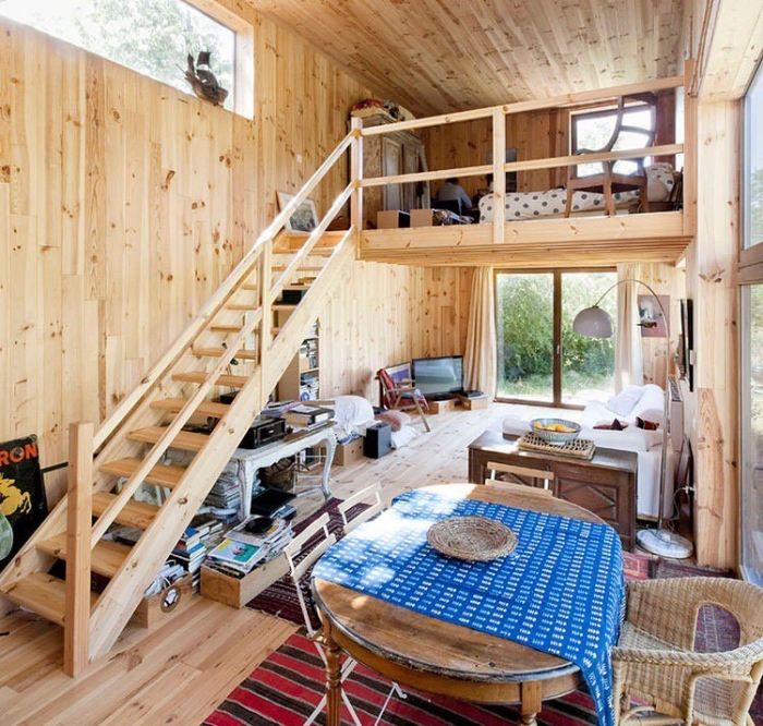 Маленький дачный домик внутри