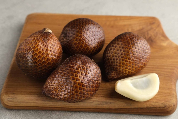 Змеиный фрукт салак