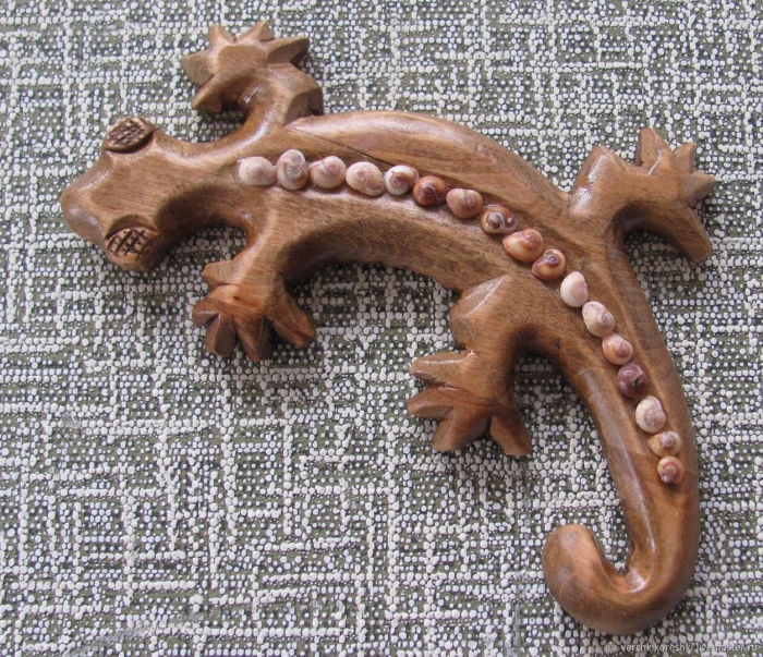 Деревянная ящерица на стену