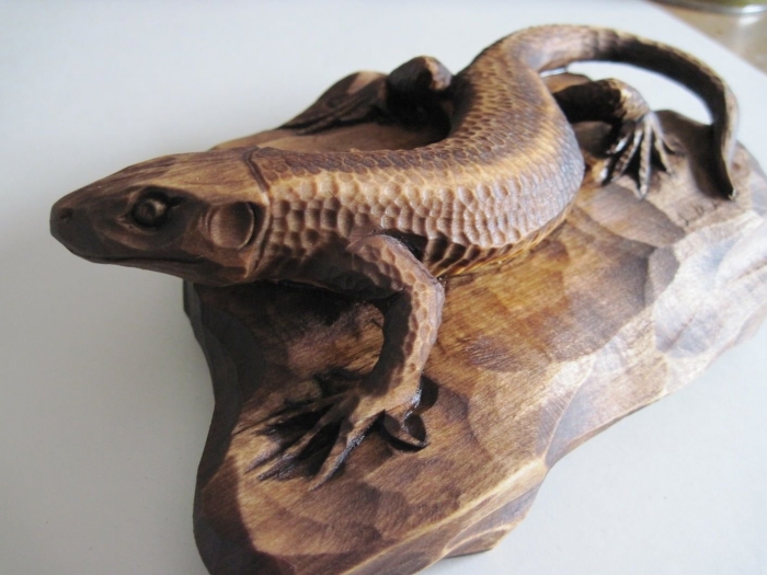 Резьба по дереву ящерица