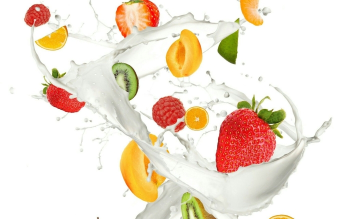 Йогурт на белом фоне