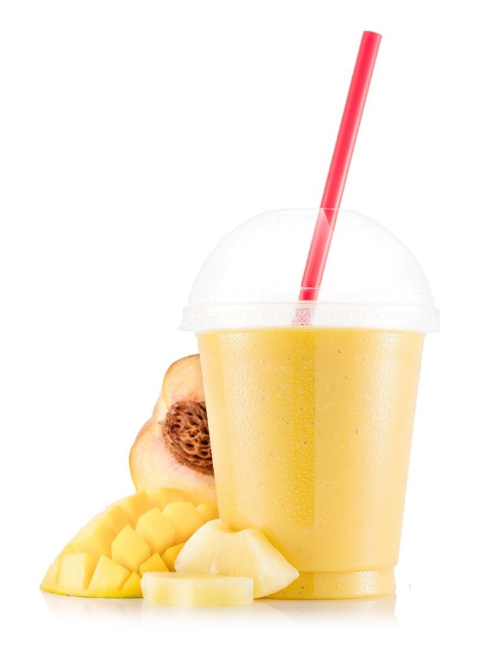 Смузи манго в пластиковом стакане