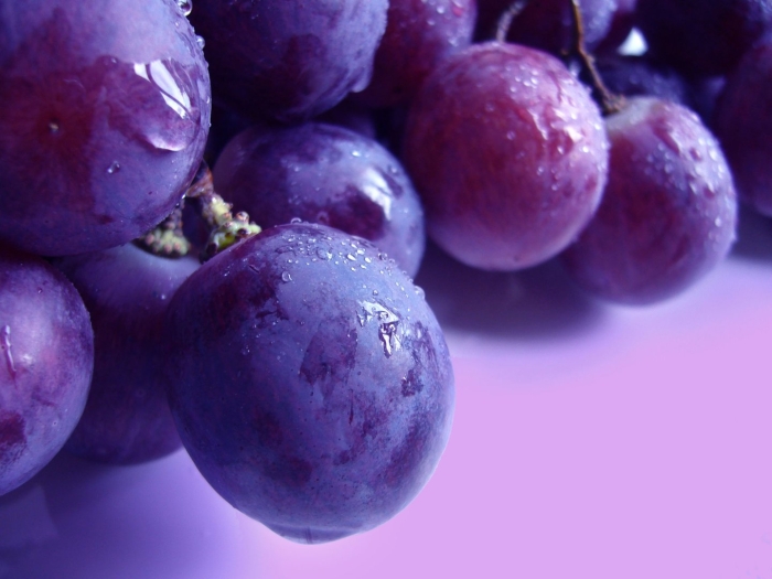 Фрукт фиолетового цвета
