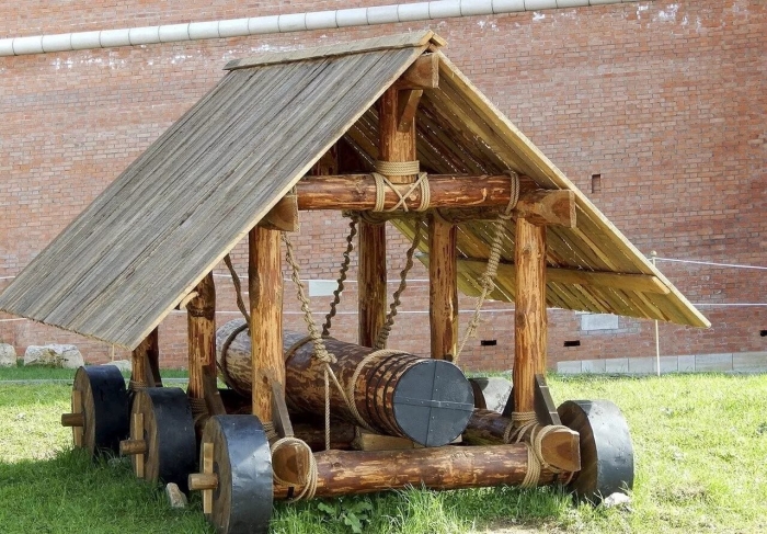 Таран стенобитное орудие