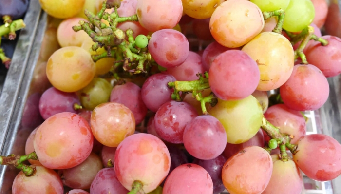 Виноград розовый
