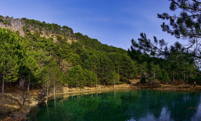 Бирюзовое озеро ай петри