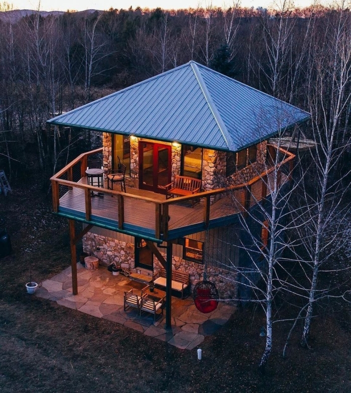 Двухэтажный домик в лесу