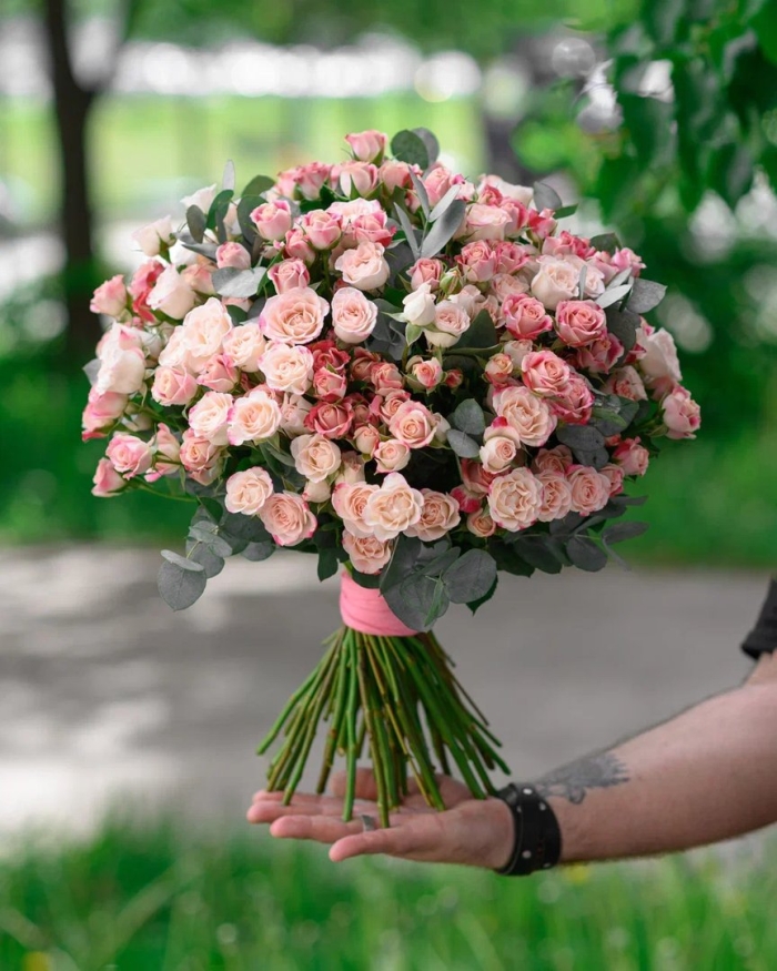 101 кустовая роза букет