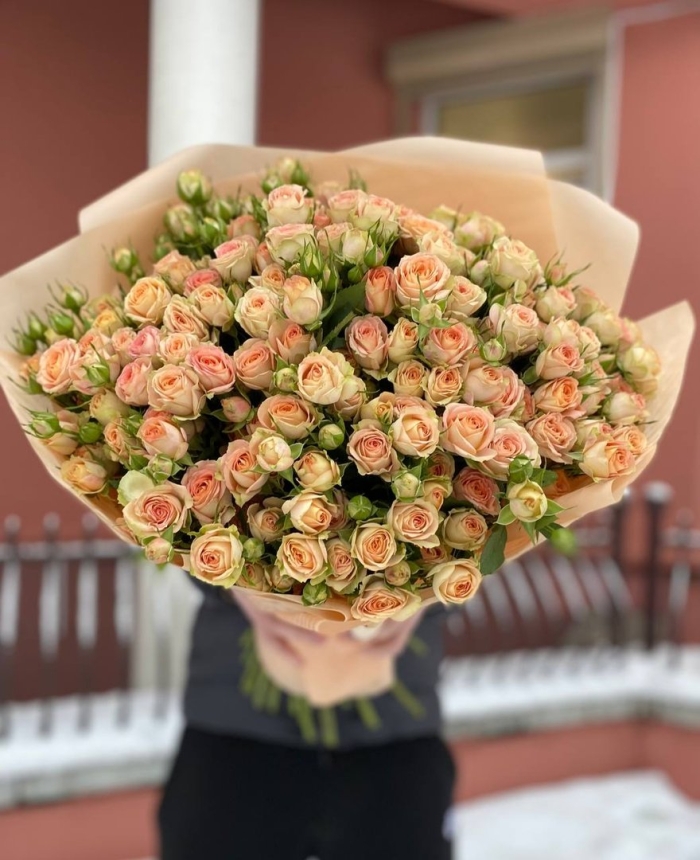 Кремовые кустовые розы в букете