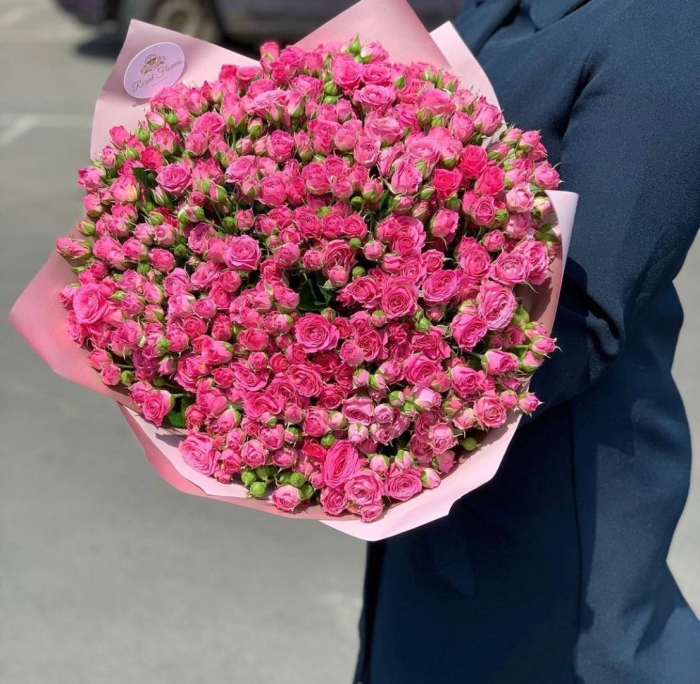 Букет из малиновой кустовой розы
