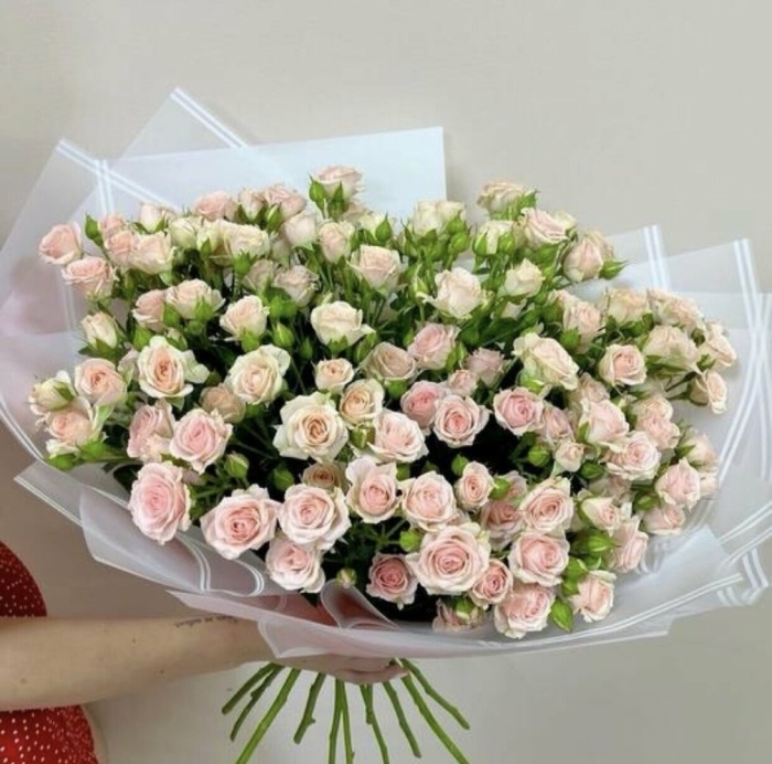 Букет кремовых кустовых роз