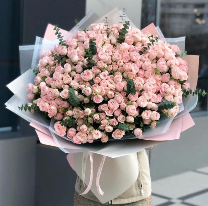 Кустовая роза бомбастик