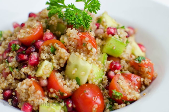Салат с киноа и авокадо помидорами