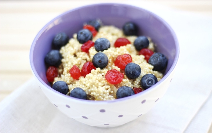 Овсяная каша с ягодами