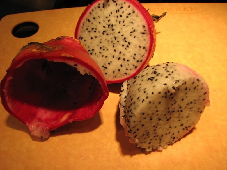 Фрукт с черными косточками